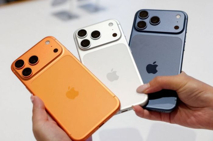 Apple projected to beat Samsung in smartphone shipments for first time since 2011