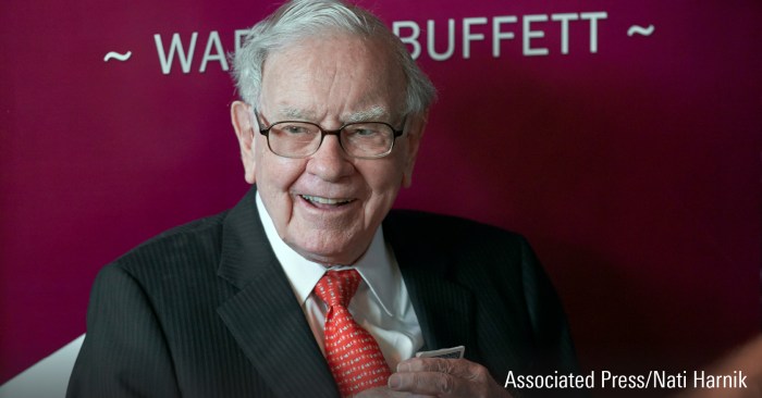 Warren Buffett left his Berkshire Hathaway job with a parting lesson for young Gen Z workers: 'Be very careful who you work with'