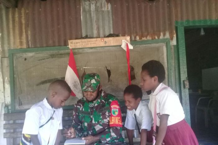 Babinsa Koramil 19/Sapeken Serda Jamaludin Sambangi Anak Stunting di Desa Saor